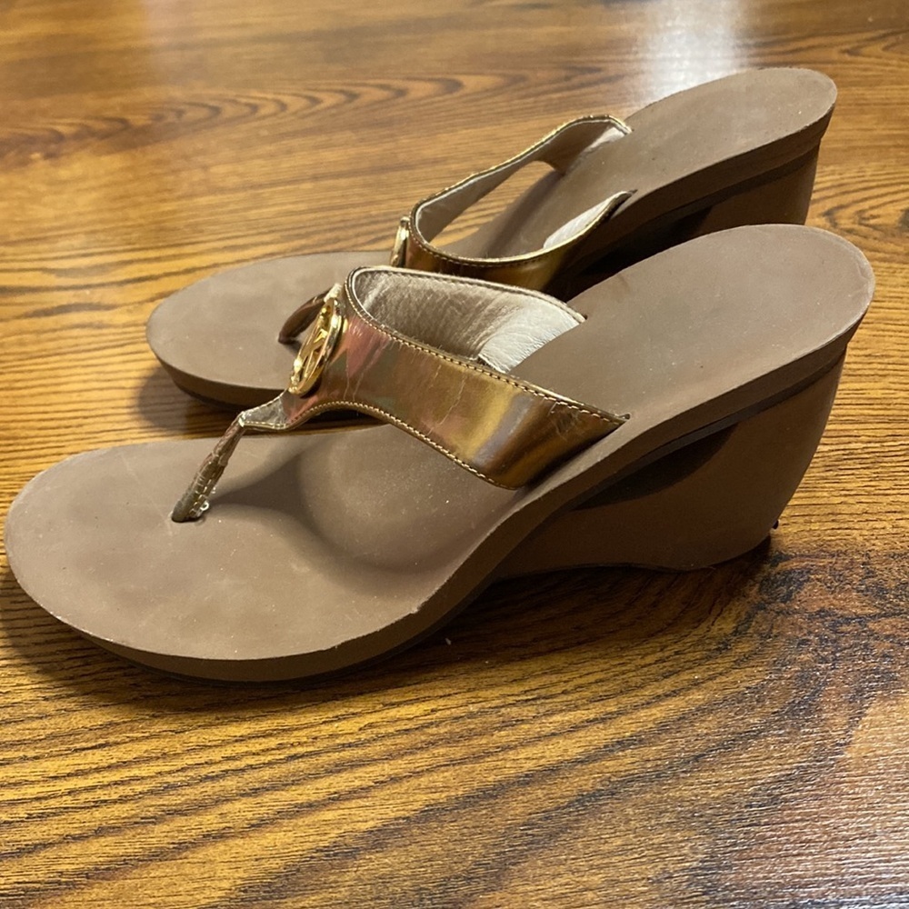 🌹 Michael Kors 🌹 Bronze Gold & Brown Wedge Thong Sandals - Picture 5 of 10